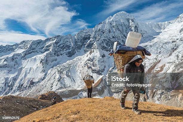 셰르파 Porter 휴대용 익스페디션 싣다 높은 Himalaya 마운틴 네팔 - zdjęcia stockowe i więcej obrazów Nepal - Nepal, Ludzie, Śnieg