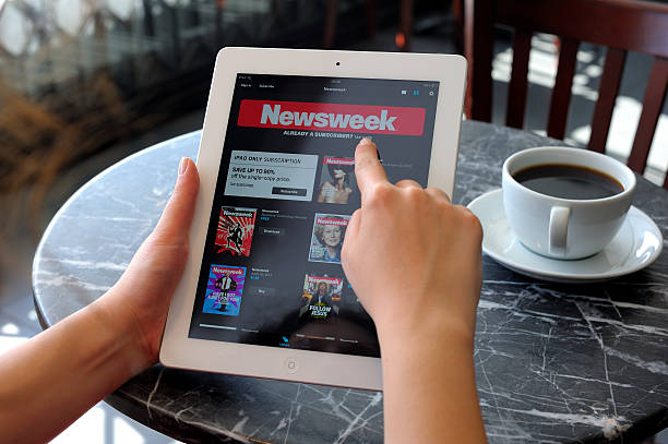 newsweek на ipad 3 - e reader digital tablet cafe reading стоковые фото и изображения