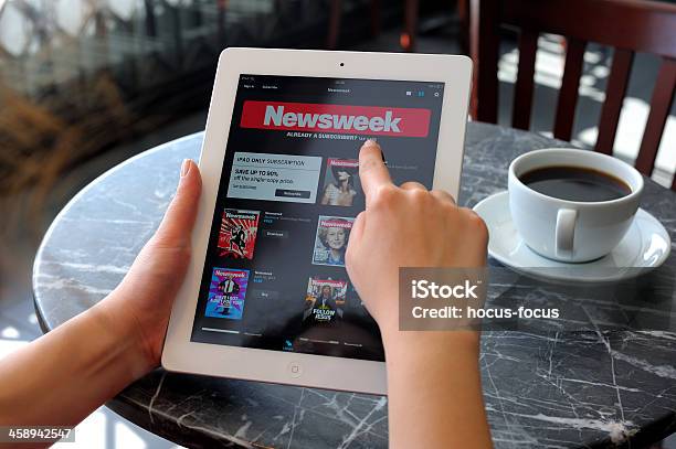 Newsweek На Ipad 3 — стоковые фотографии и другие картинки Newsweek magazine - Newsweek magazine, Журнал, Новый