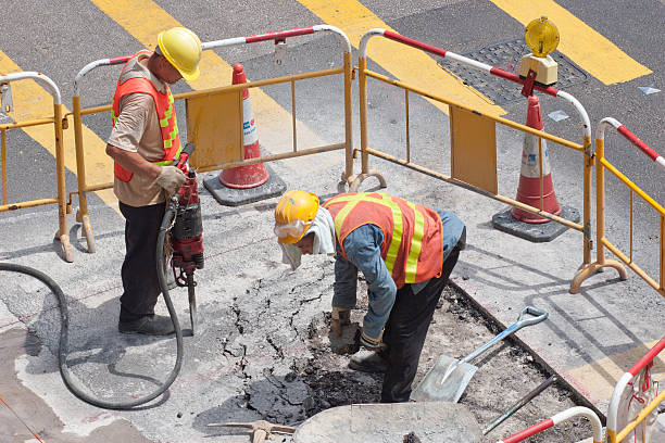 strada di riparazione - jackhammer road construction construction worker road foto e immagini stock