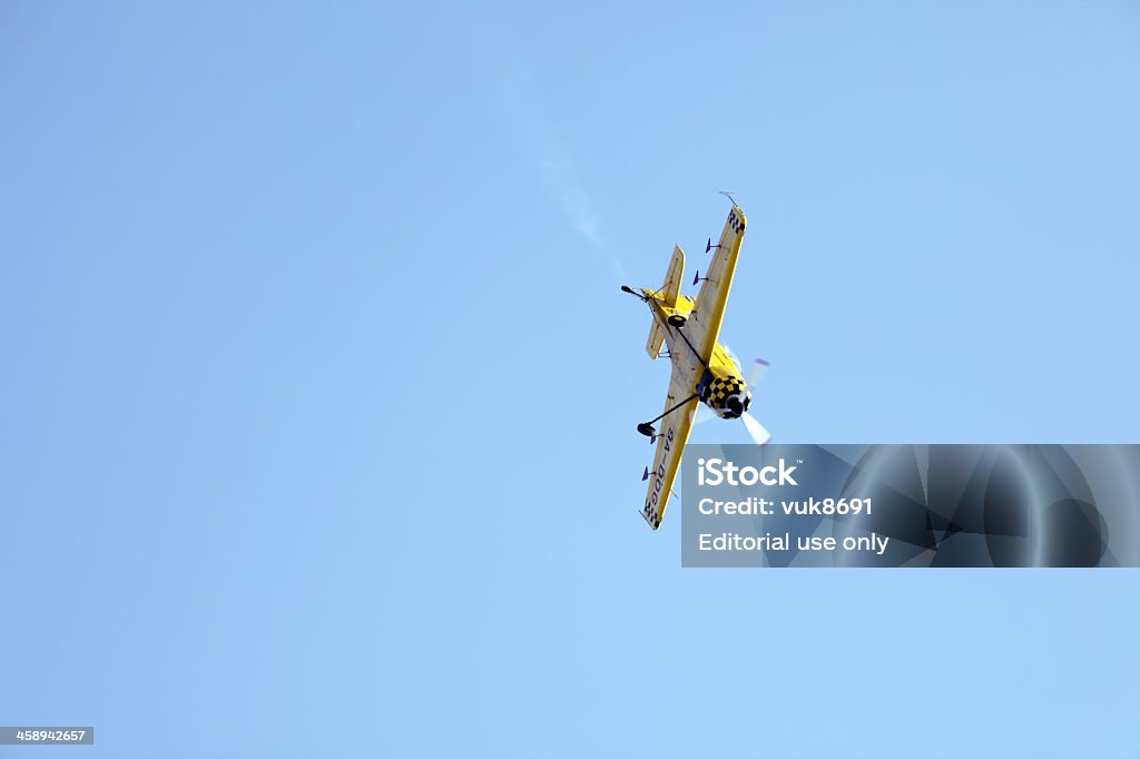 Avion acrobatique en action - Photo de Activité libre de droits