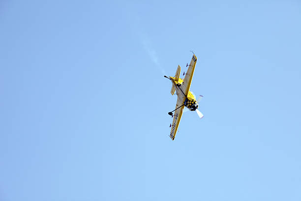 곡예 비행 버즘 in action - stunt stunt plane airplane small 뉴스 사진 이미지