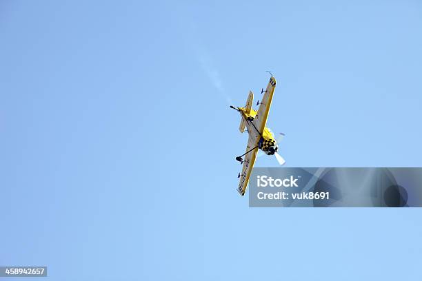 Akrobacji Samolotu W Akcji - zdjęcia stockowe i więcej obrazów Akrobacja lotnicza - Akrobacja lotnicza, Autorytet, Bezchmurne niebo
