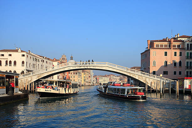 transport publiczny na canal grande, wenecja - venice italy italy arch bridge nautical vessel zdjęcia i obrazy z banku zdjęć