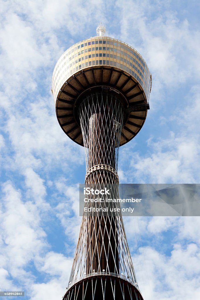 Niski kąt widzenia Sydney tower Sydney Australia przeciwko niebo - Zbiór zdjęć royalty-free (Architektura)