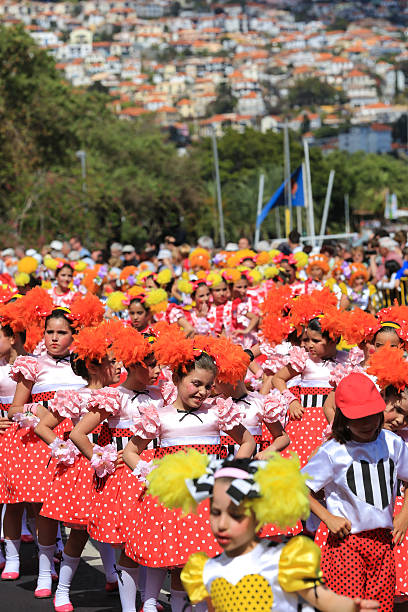 danseurs de femme de madère fleur festival parade, portugal - vertical single flower women teenager photos et images de collection