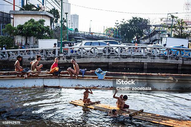 Crianças Mergulhando Na Água Rio Jacarta Indonésia - Fotografias de stock e mais imagens de Ao Ar Livre