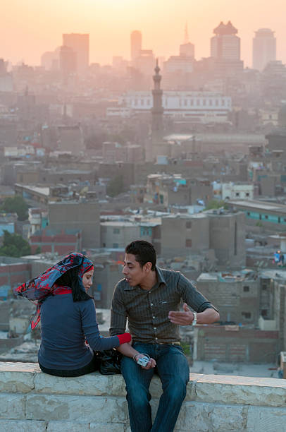 egyptian homme et femme au coucher du soleil - al azhar photos et images de collection