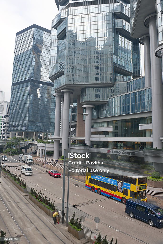 Verkehr unter Lippo-Wolkenkratzern von Hongkong - Lizenzfrei Architektonische Säule Stock-Foto