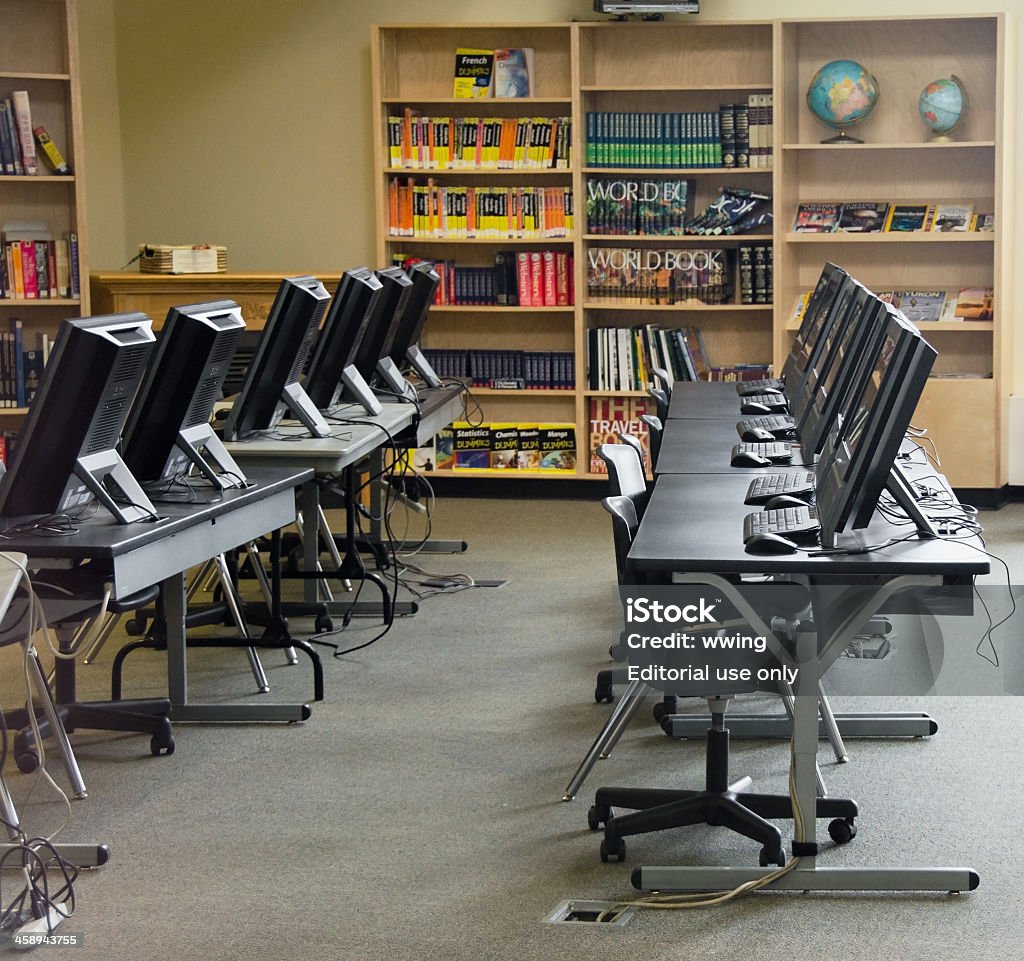 Ordinateur, espace de travail dans une salle de classe - Photo de Salle de classe libre de droits