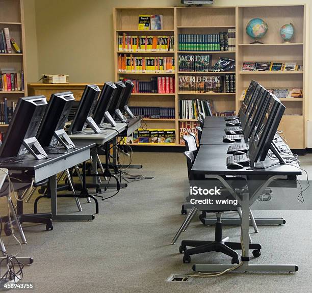 Foto de Computador De Trabalho Em Sala De Aula e mais fotos de stock de Sala de aula - Sala de aula, Biblioteca, Computador