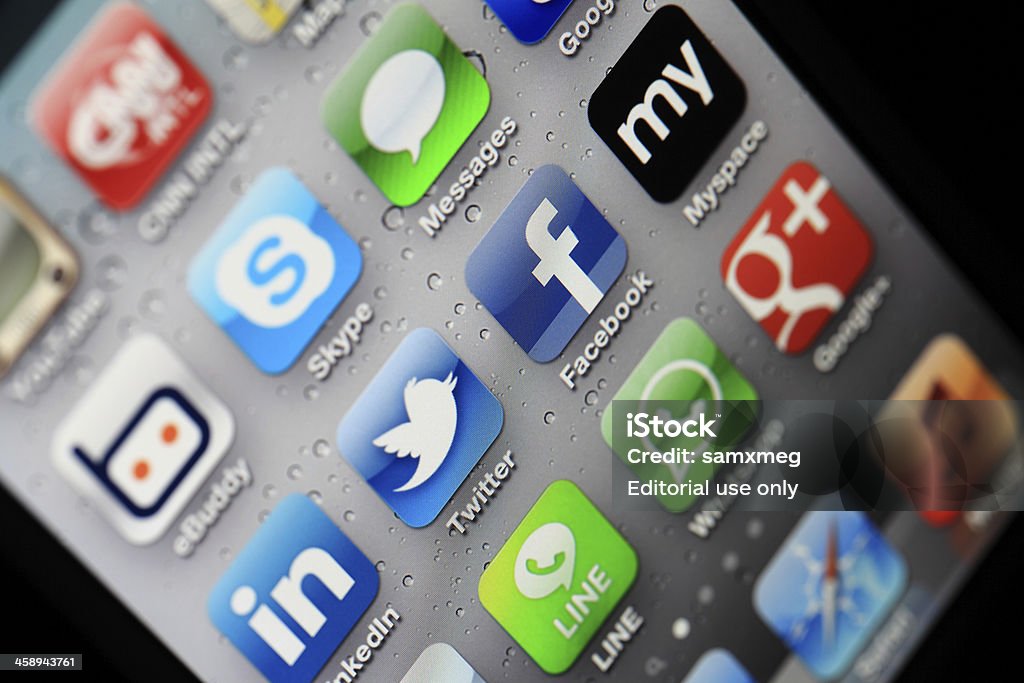 Aplicações de redes sociais no iphone - Royalty-free Aplicação móvel Foto de stock
