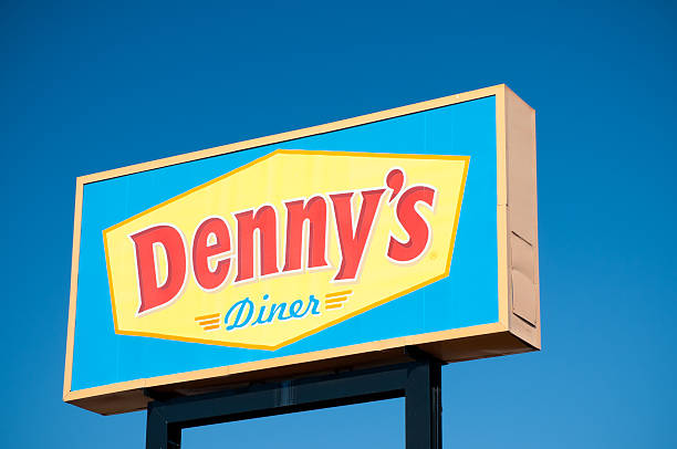 denny's diner restaurant panneau - interstate 95 photos et images de collection