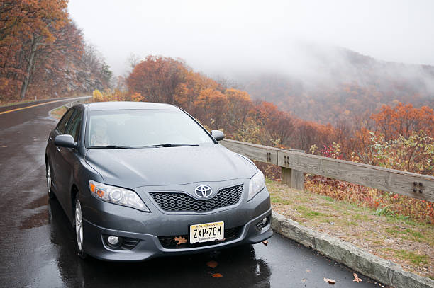 toyota camry a blue ridge parkway, carolina do norte, eua - blue ridge mountains mountain range mountain north carolina - fotografias e filmes do acervo