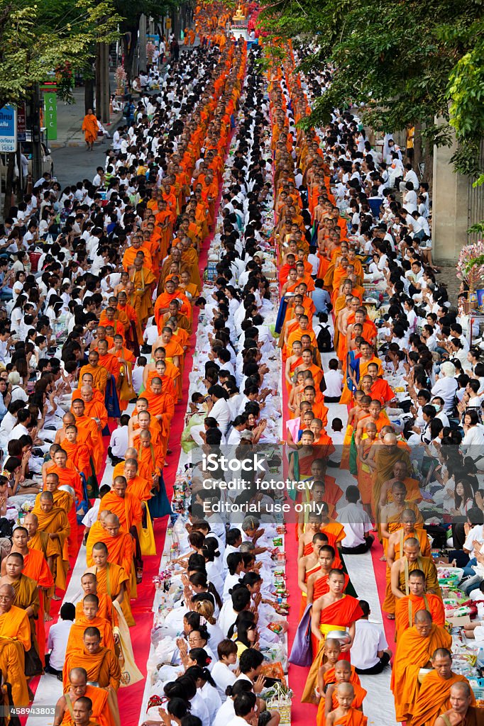 Monk massa Alms dare a Bangkok - Foto stock royalty-free di Arancione