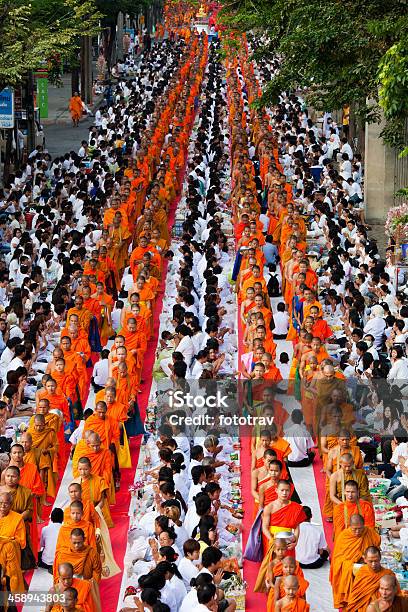 Monk Massa Alms Dare A Bangkok - Fotografie stock e altre immagini di Arancione - Arancione, Asia, Bangkok
