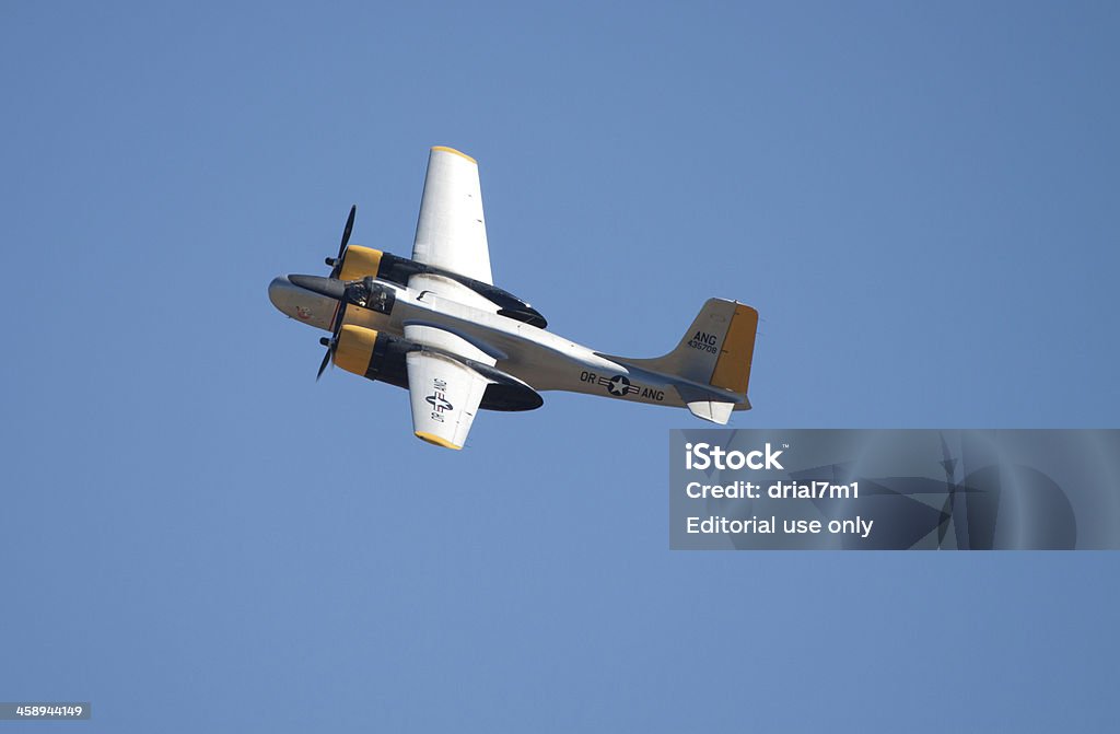 Douglas A-26C AirTanker elettrocatetere slitta"" - Foto stock royalty-free di A mezz'aria