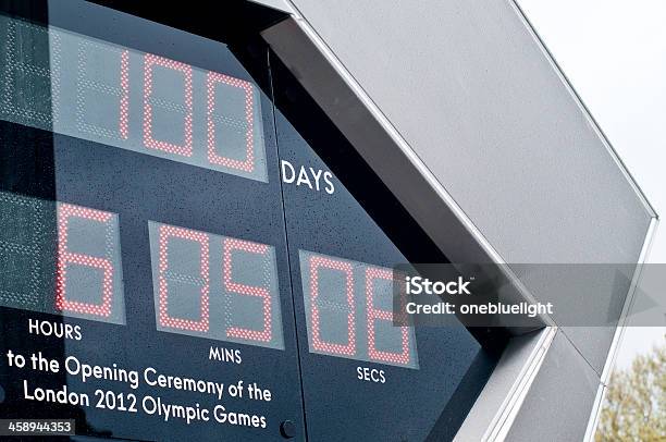 2012 年ロンドンオリンピック時計カウントダウン100 日左折します - 数字の100のストックフォトや画像を多数ご用意 - 数字の100, 秒読み, 2012年