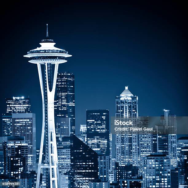 Panoramę Seattle Space Needle Przez Noc - zdjęcia stockowe i więcej obrazów Bez ludzi - Bez ludzi, Biurowiec, Ciemnoniebieski