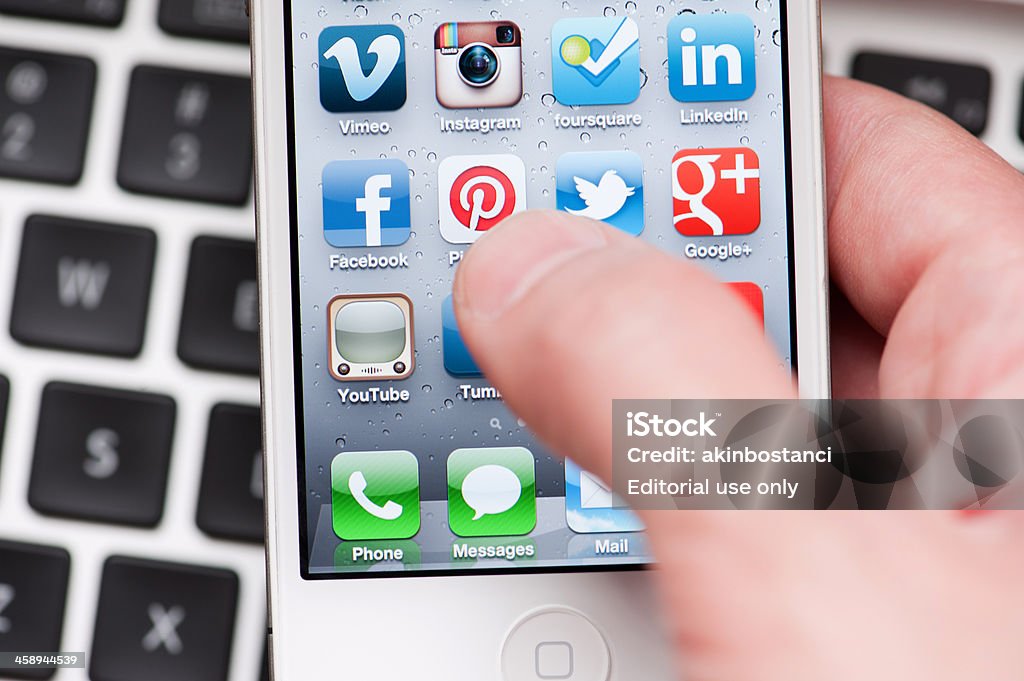 Социальные медиа приложения на Iphone - Стоковые фото Apple Computers роялти-фри