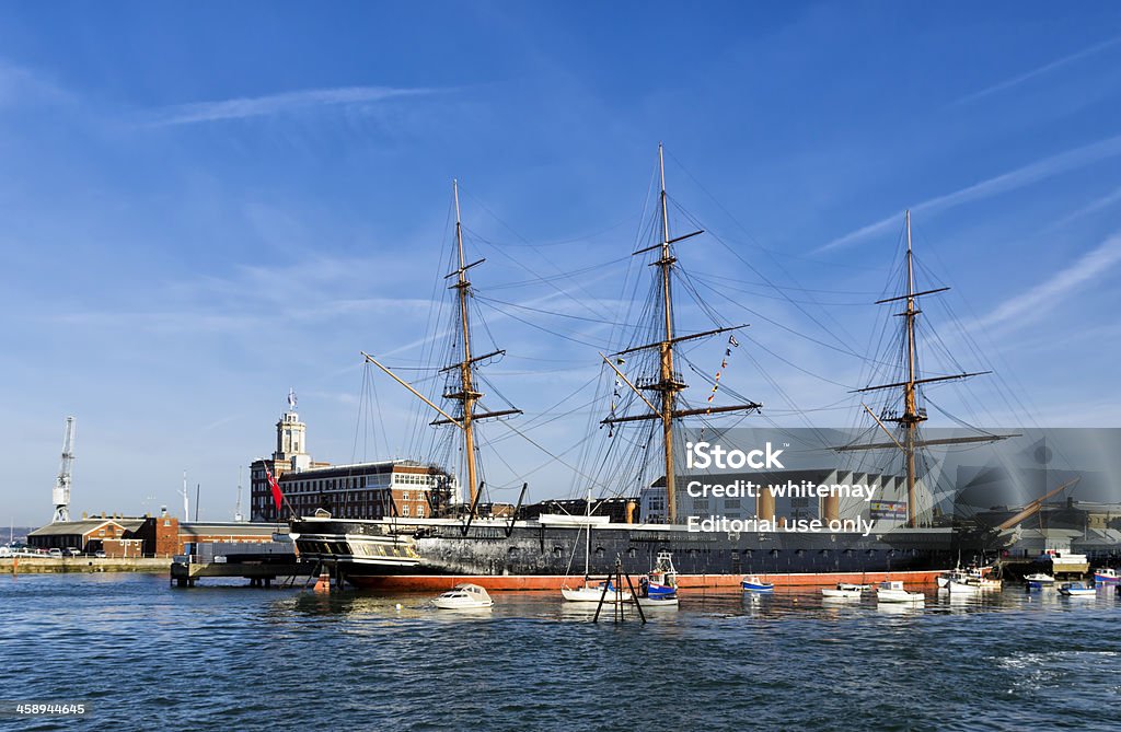 HMS guerreiro e Portsmouth Dockyard - Foto de stock de Ancorado royalty-free