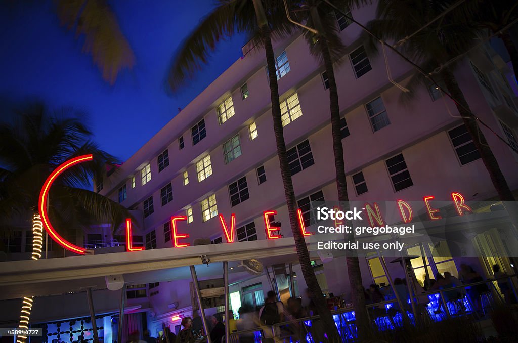 Clevelander ホテルの標識に沿ってオーシャンドライブ、マイアミビーチ（フロリダ州） - アールデコのロイヤリティフリーストックフォト
