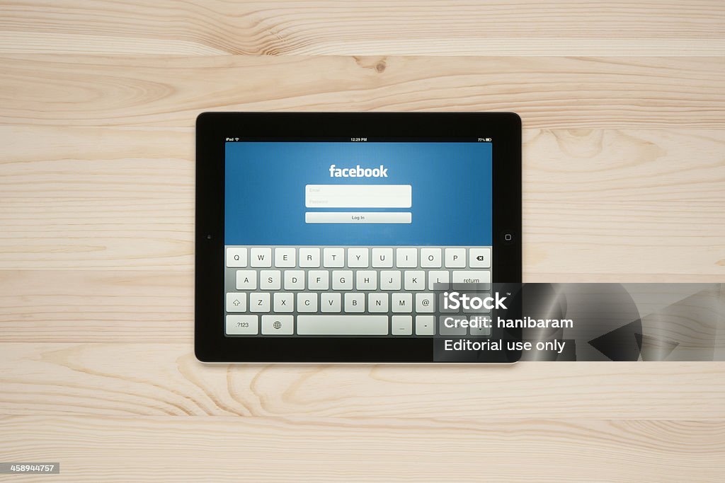 Facebook на Apple iPad - Стоковые фото Brand Name Online Messaging Platform роялти-фри