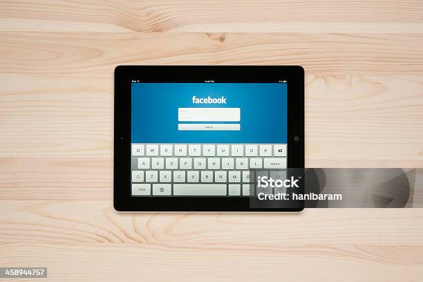 Facebook На Apple Ipad — стоковые фотографии и другие картинки Brand Name Online Messaging Platform - Brand Name Online Messaging Platform, GAFAM, iPad