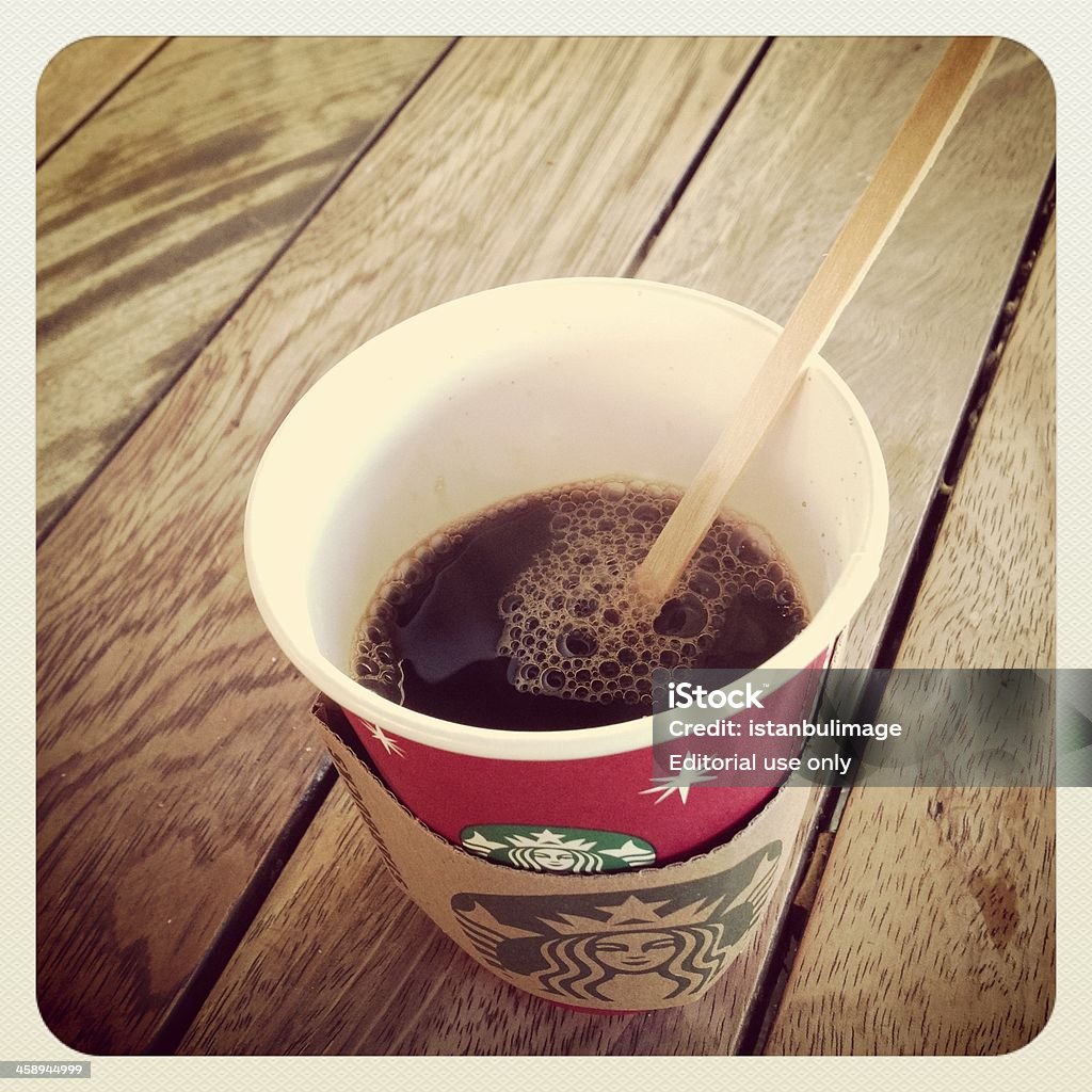 Праздничный кубок кофе Starbucks - Стоковые фото Starbucks роялти-фри