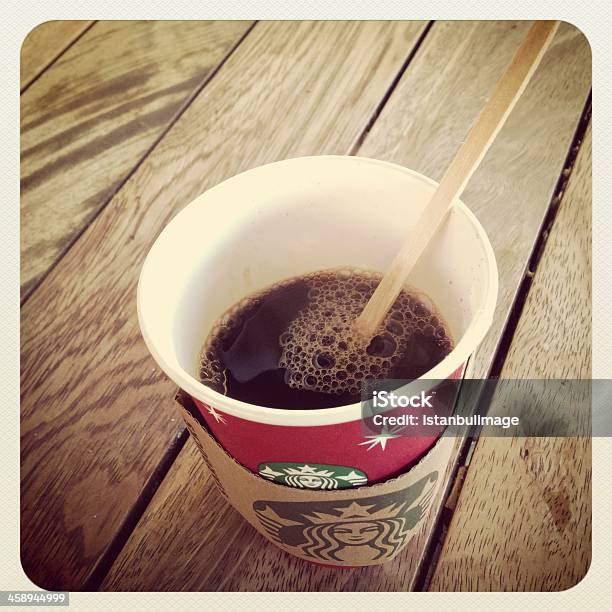 Праздничный Кубок Кофе Starbucks — стоковые фотографии и другие картинки Starbucks - Starbucks, Американская культура, Без людей