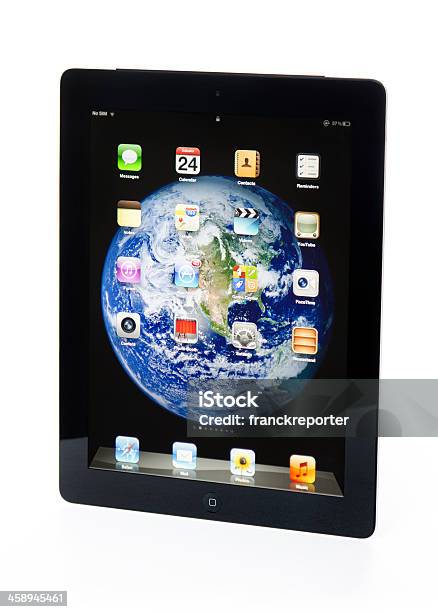 El Nuevo Apple Ipad 3 Negros Reflexionando Sobre Una Mesa Foto de stock y más banco de imágenes de Aparato de telecomunicación