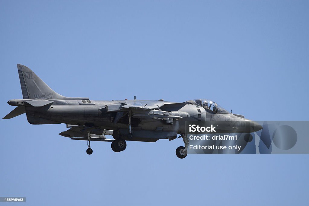 Harrier AV - 8B Jet в полете - Стоковые фото McDonnell Douglas AV-8B Harrier II роялти-фри