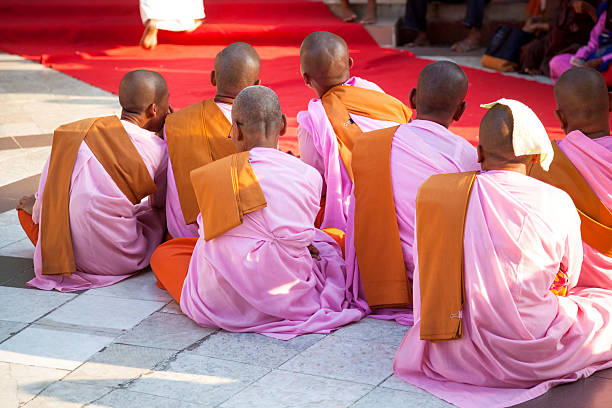 бирманский монах nuns - buddhism monk book zen like стоковые фото и изображения