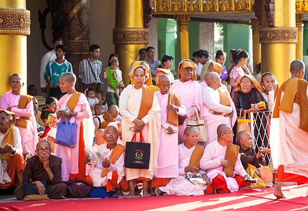 бирманский монах nuns - buddhism monk book zen like стоковые фото и изображения