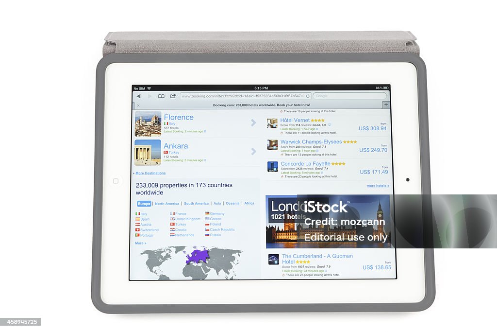 Booking.com sul nuovo iPad - Foto stock royalty-free di Big Tech