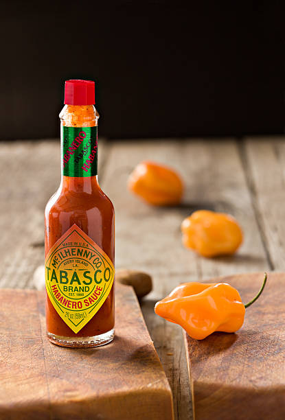 habanero de sauce tabasco - brand name yellow red business photos et images de collection