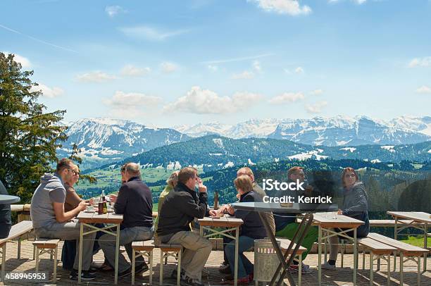 Wandern Menschen Ruhen Auf Pfander Mit Blick Auf Breidalsegga Lake Stockfoto und mehr Bilder von Berg