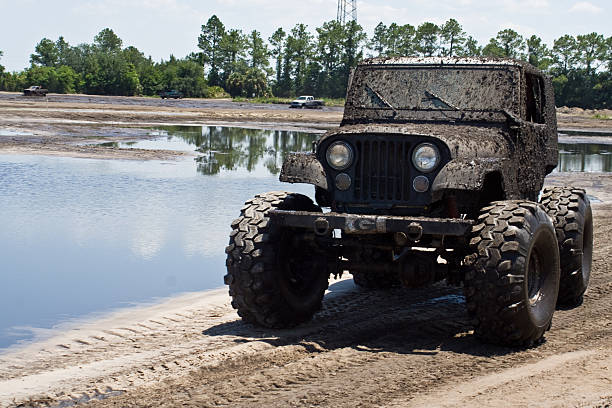 грязное jeep wrangler - jeep wrangler стоковые фото и изображения
