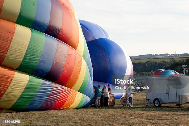 Hot Air Balloon Inflation Stockfoto und mehr Bilder von Heißluftballon - Heißluftballon, Bunt - Farbton, Fliegen