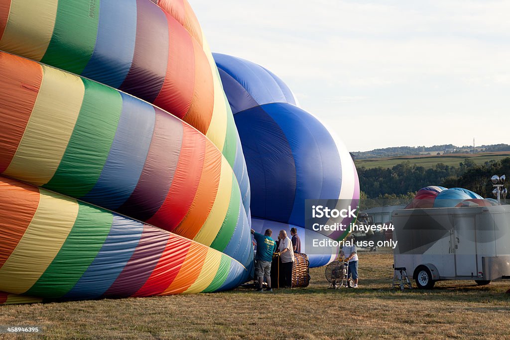 Gorące powietrze baloon inflacji - Zbiór zdjęć royalty-free (Balon na ogrzane powietrze)