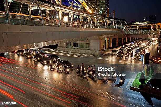 Ночной Трафик В Бангкоке Таиланд — стоковые фотографии и другие картинки Light Trail - Light Trail, Автострада, Бангкок