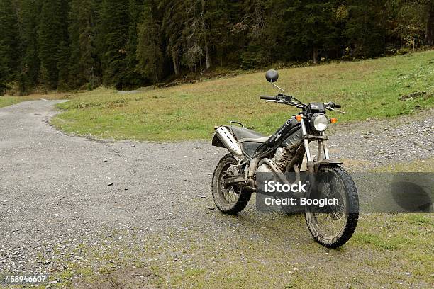 Motociclista Sporco Nelle Alpi - Fotografie stock e altre immagini di Yamaha Motor - Yamaha Motor, Albero, Alpi