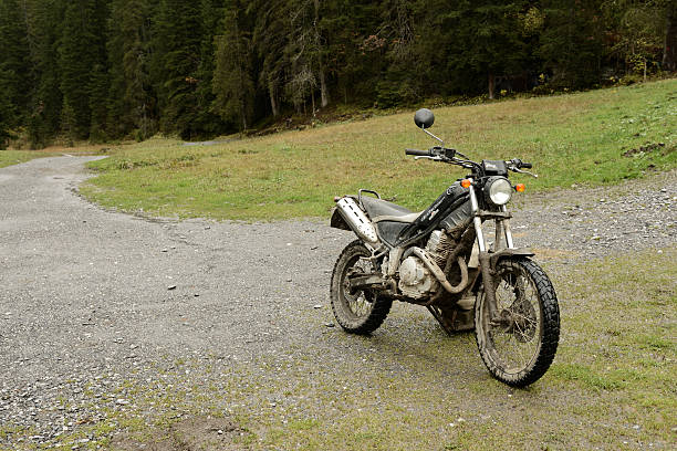 dirty motocicleta nos alpes - lenk im simmental - fotografias e filmes do acervo
