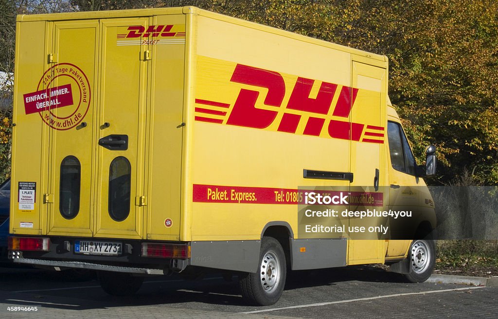 El estacionamiento sin servicio de valet de vehículos DHL entrega - Foto de stock de DHL libre de derechos