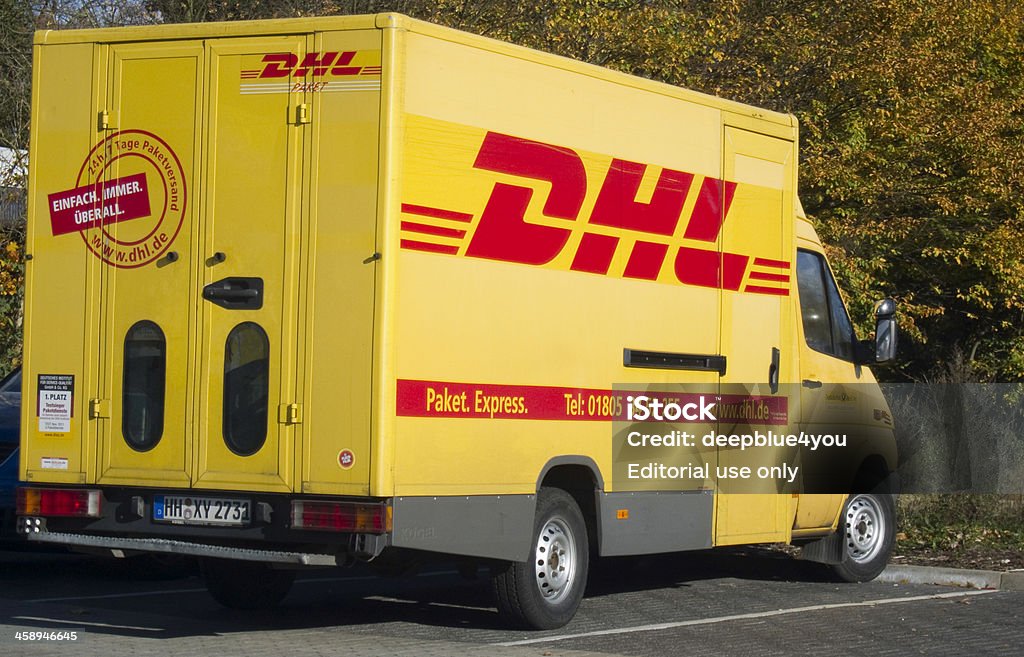 Estacionamento DHL entrega do veículo - Foto de stock de DHL royalty-free