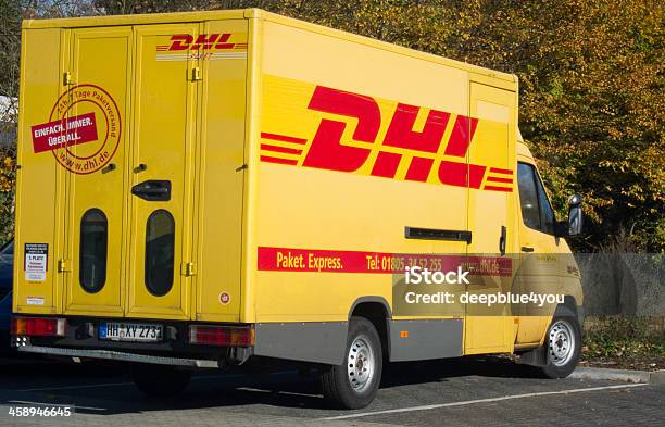 Estacionamento Dhl Veículo De Entrega - Fotografias de stock e mais imagens de DHL - DHL, Camião Articulado, Cidade
