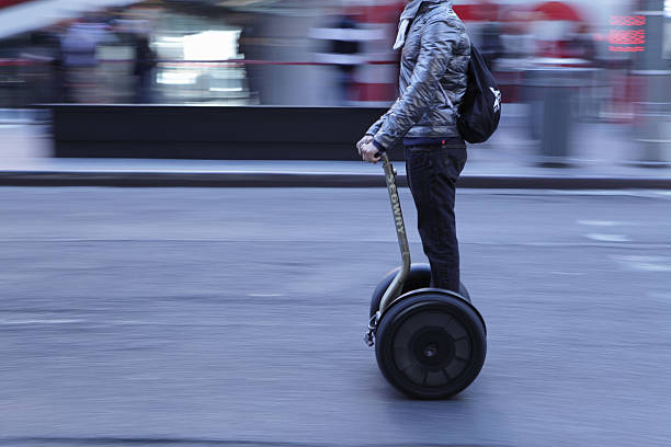 times square new york uomo in segway velocità - pantaloni aderenti foto e immagini stock