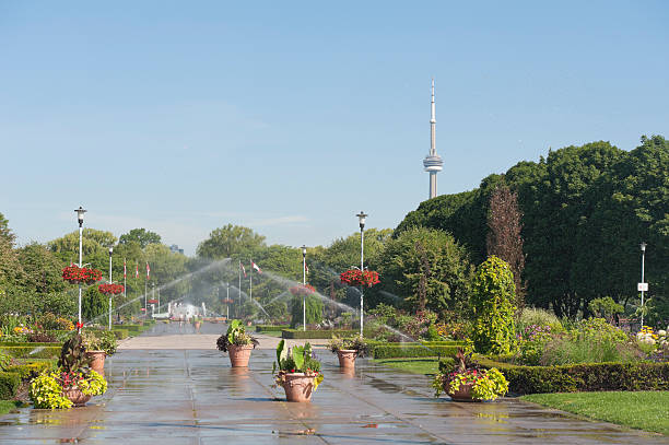 pessoas a caminhar através de um spray de água da ilha de toronto - toronto lovelocal ontario canada imagens e fotografias de stock