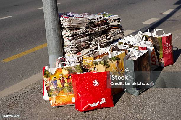 Papel Reciclado Foto de stock y más banco de imágenes de Acera - Acera, Brig-Glis, Calle