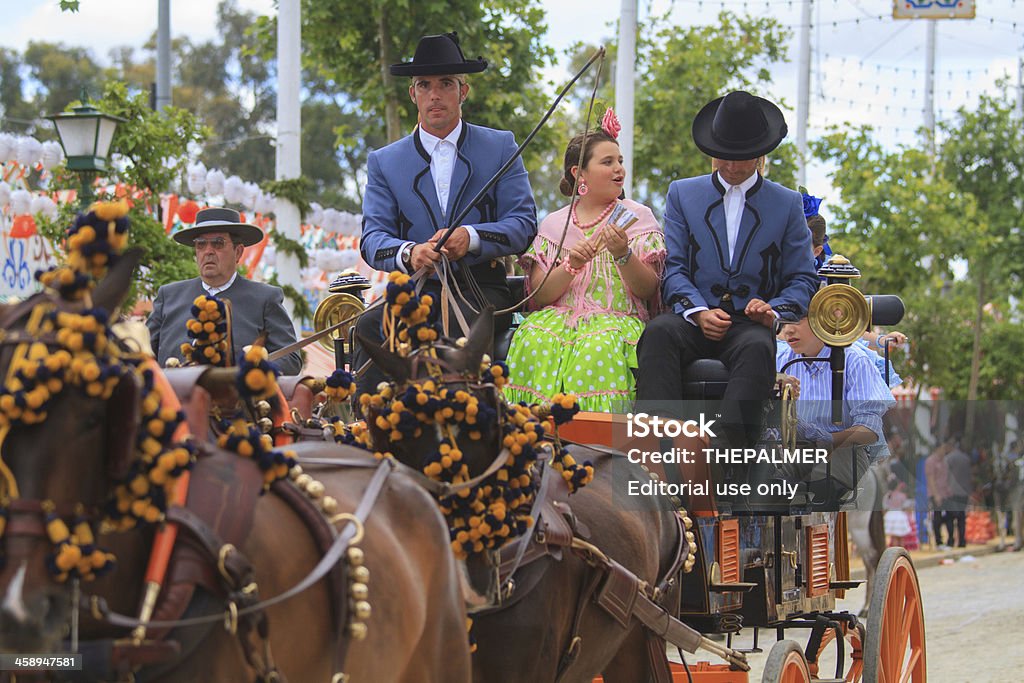 horse drawn carriages sul Fair di Siviglia - Foto stock royalty-free di Parco dei divertimenti ambulante